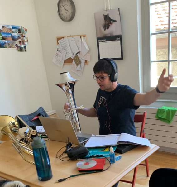 Emanuele Salvo utilise toute la technologique pour son enseignement à distance