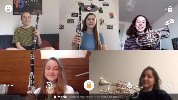 5 musiciennes de la JGL jouant en ligne (Manon Main, Romanne Kilchoer, Marie Del Priore, Lucie Stritt et Celine Burrus)